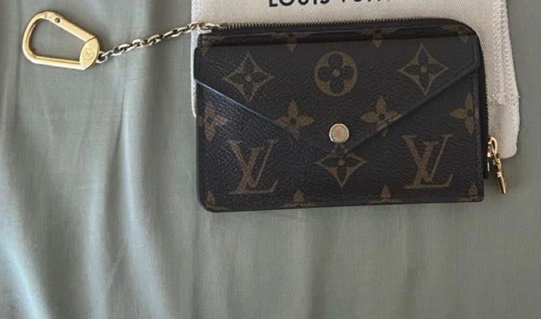 ** PRE ORDER VIC KEYCHAIN WALLET