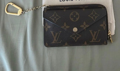 ** PRE ORDER VIC KEYCHAIN WALLET